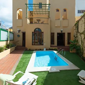 the-yellow-house-solarium-climatized-pool.in-canary-islands.com/